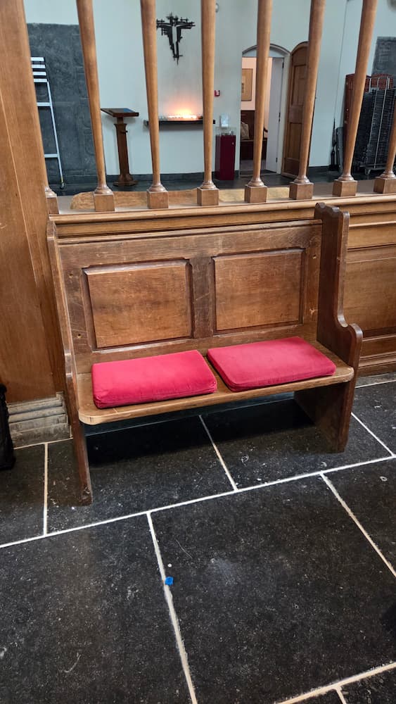 Historische eiken kerkbank van de Kloosterkerk